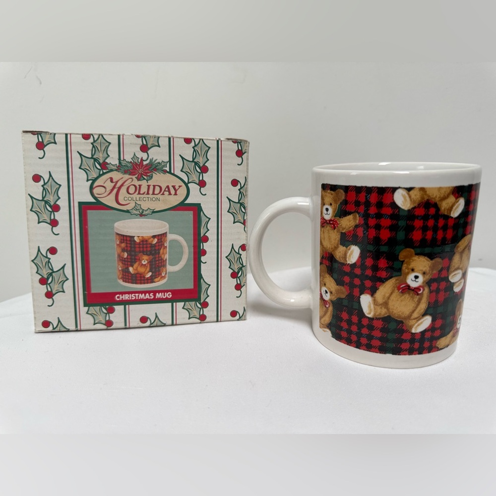 Vintage Teddy Bear Mug Christmas 3” Tall, 2.5 Wide.
Great vintage condition 
.